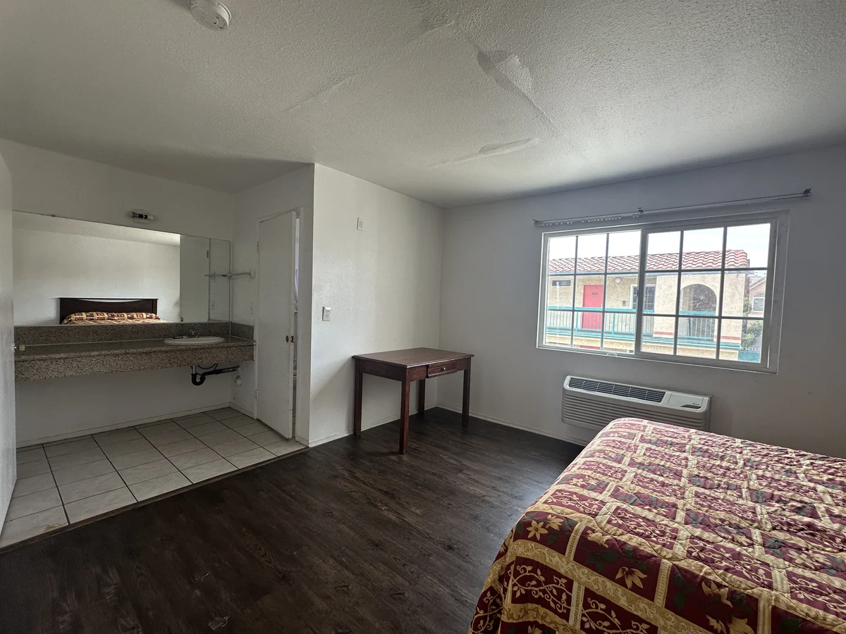 1 King and 2 Queen Beds Suite - Image 2