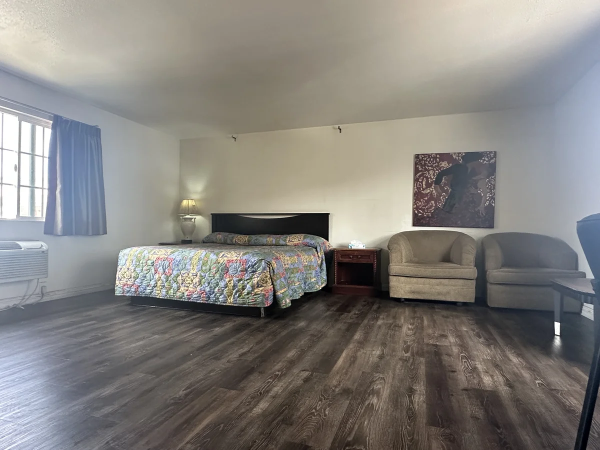 King Bed – Suite - Image 2