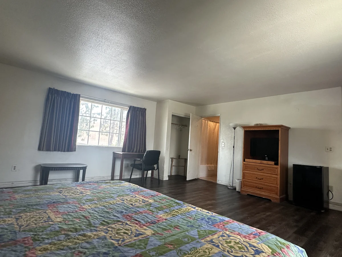 King Bed – Suite - Image 3